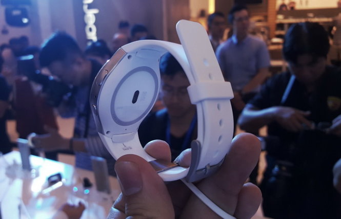 Cảm biến đo nhịp tim đồng hồ thông minh (smartwatch) Samsung Gear S2  - Ảnh: Phong Vân