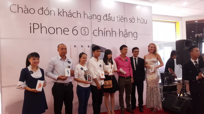 Những khách hàng nhận iPhone 6S/6S Plus chính hãng đầu tiên tại Thế giới Di động - Ảnh: T.Trực