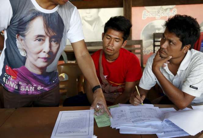 Thành viên Đảng Liên đoàn quốc gia vì dân chủ (LND) hướng dẫn hai người sẽ làm quan sát viên của kỳ bầu cử - Ảnh: Reuters