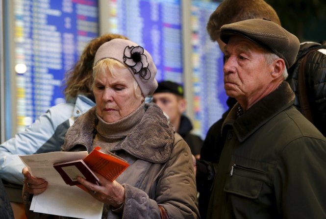 Các hành khách Nga phản ứng tại sân bay Domodedovo, ngoại ô thủ đô Nga sau khi biết tin các chuyến bay đến Ai Cập bị đình chỉ - Ảnh: Reuters