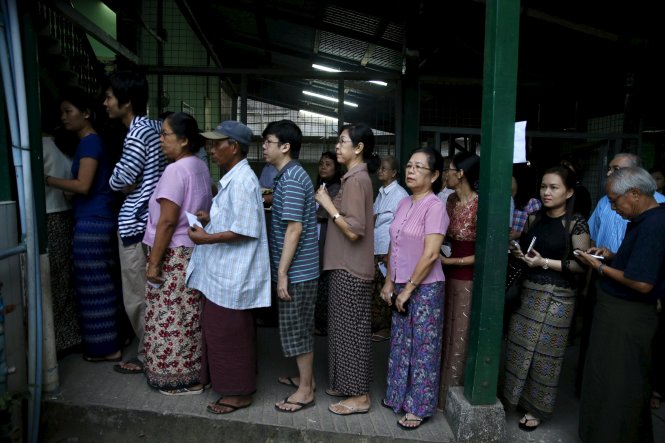 Cử tri xếp hàng bỏ phiếu ở Yangon - Ảnh: Reuters