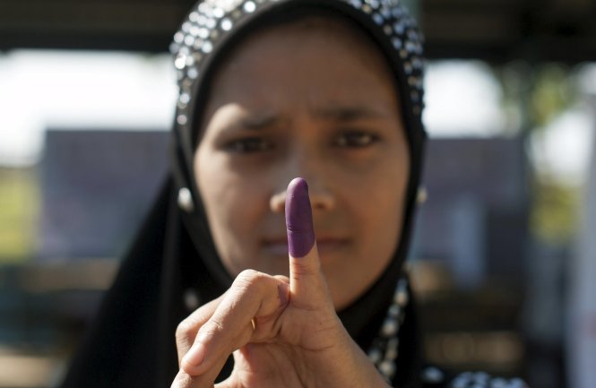 Một người thiểu số Rohingyacó thẻ công dân đi bỏ phiếu tại điểm bầu cử trong một trại tị nạn ngoại ô Sittwe - Ảnh: Reuters