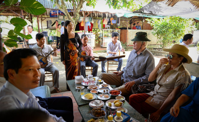 Tổng thống cùng phu nhân nghe đờn ca tài tử, thưởng thức trái cây...