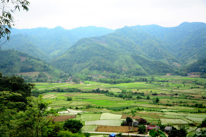 Phong cảnh bản làng, đồng ruộng nhìn từ núi Phượng Hoàng - Ảnh: H.Dương