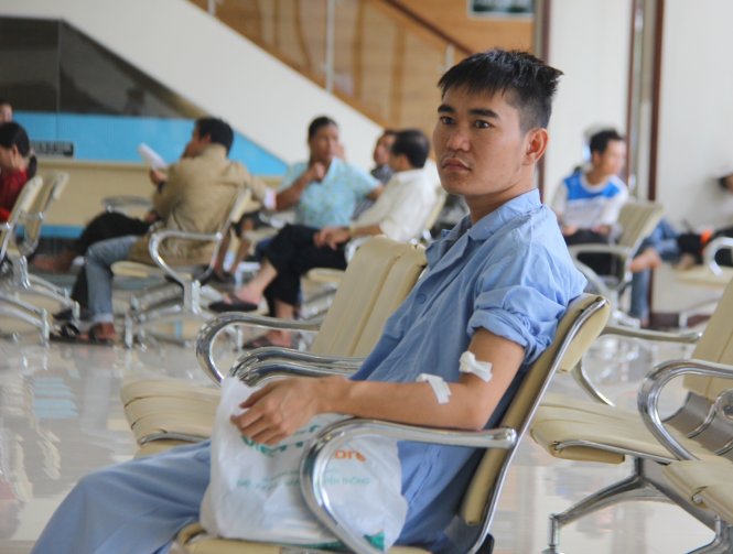 Huy Trường ngồi chờ chạy thận nhân tạo tại Bệnh viện Trung ương Huế - Ảnh: Nguyên Linh