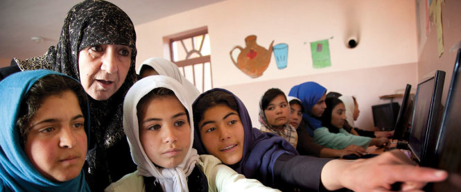 Bà Sakena Yacoobi (thứ hai từ trái sang) hướng dẫn các bé gái tại lớp học - Ảnh: Peaceisloud