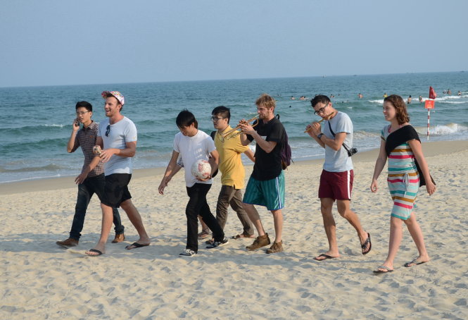 Du khách dạo chơi trên bãi biển Đà Nẵng - Ảnh: T.T.D.