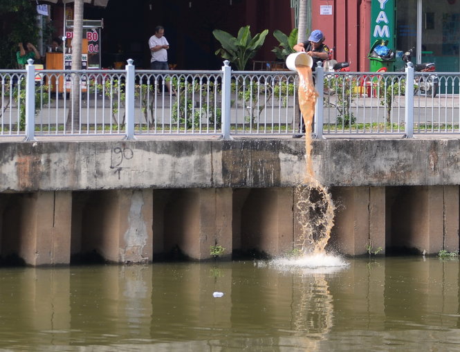 Bảo vệ quán bán bún bò đổ nước thải xuống kênh Nhiêu Lộc - Thị Nghè đoạn qua Q.3 - Ảnh: Hữu Khoa