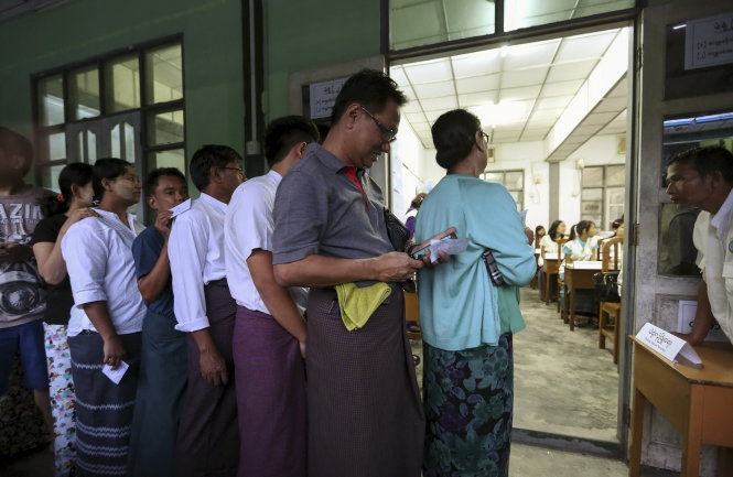 Cử tri Myanmar bắt đầu đến phòng phiếu từ sáng 8-11 - Ảnh: Reuters