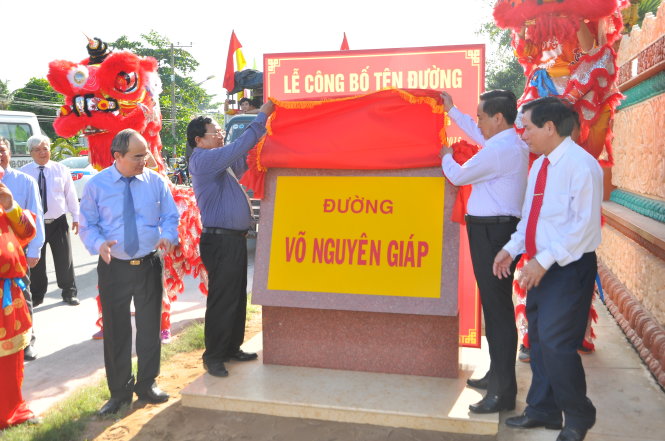 Đồng chí Nguyễn Thiện Nhân cùng lãnh đạo tỉnh Trà Vinh mở băng khánh thành tên đường-Ảnh: Đức Thành