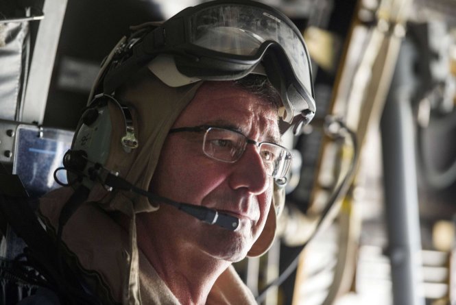 Bộ trưởng Carter trên máy bay trong chuyến thăm tàu USS Theodore Roosevelt trên Biển Đông - Ảnh: Reuters