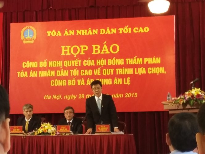 Ông Chu Thành Quang tại buổi họp báo công bố nghị quyết về áp dụng án lệ - Ảnh: T.Lụa