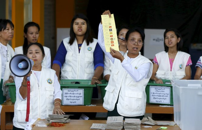 Nhân viên giám sát bầu cử giơ một lá phiếu bầu tại điểm bầu cử Mandalay, Myanmar ngày 8-11- Ảnh: Reuters