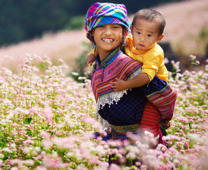 Những đứa trẻ trên cánh đồng tam giác mạch - Ảnh: Trần Bảo Hòa