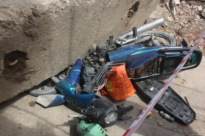 Chiếc xe máy bị tảng bê tông đè bẹp - Ảnh Đức Phú