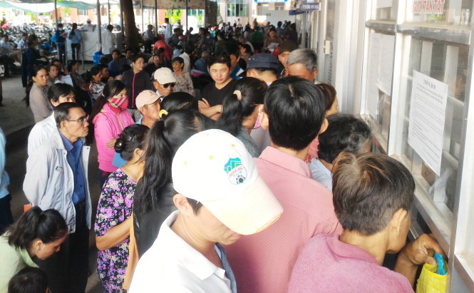 Hàng trăm bệnh nhân tập trung chờ đến lượt khám tại bệnh viện Nguyễn Đình CHiểu (tỉnh Bến Tre) vào chiều 9-11 sau khi khắc phục xong sự cố nghẽn mạng - Ảnh M.T