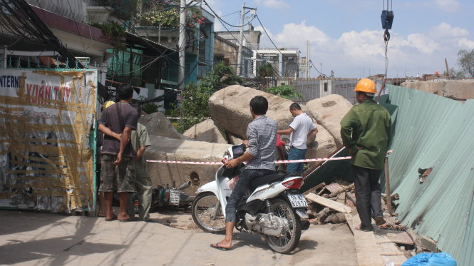 Nhiều người dân không vào được nhà do các tảng bê tông bít cửa - Ảnh Đức Phú