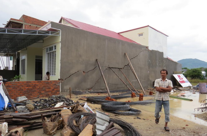 Nhà ông Nguyễn Cà ở khu tái định cư đã bị lún, nứt nặng - Ảnh: D.Thanh
