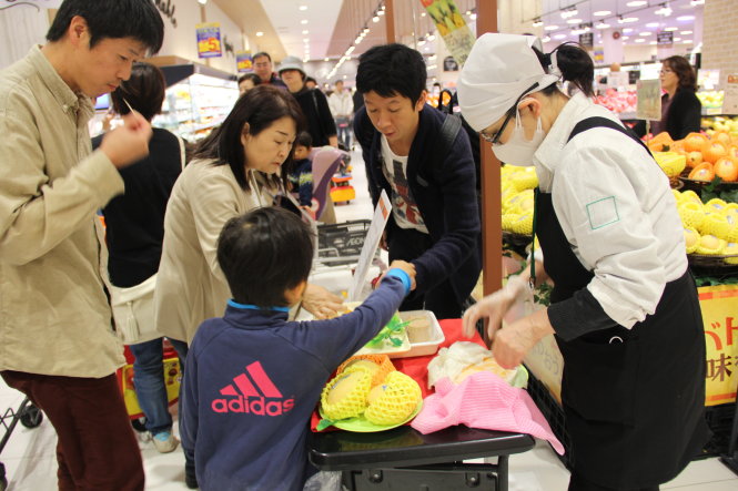 Khách hàng Nhật dùng thử xoài và thanh long của Việt Nam tại siêu thị AEON (Nhật) - Ảnh: X.Toàn