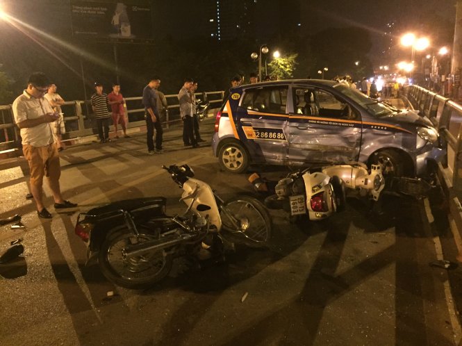 Hiện trường vụ tai nạn trên cầu vượt Thái Hà - Chùa Bộc đêm 8-11 - Ảnh: Minh Quang