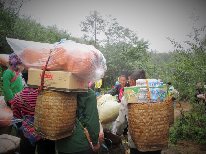 Các porter gùi lương thực, thực phẩm và vật dụng của du khách lên đỉnh Phanxipăng - Ảnh: M.Phượng