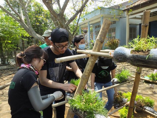 Các sinh viên thiết kế khu vườn tái chế tại Trường tiểu học Thạnh Hòa, huyện Bến Lức, tỉnh Long An - Ảnh: T.H.X.