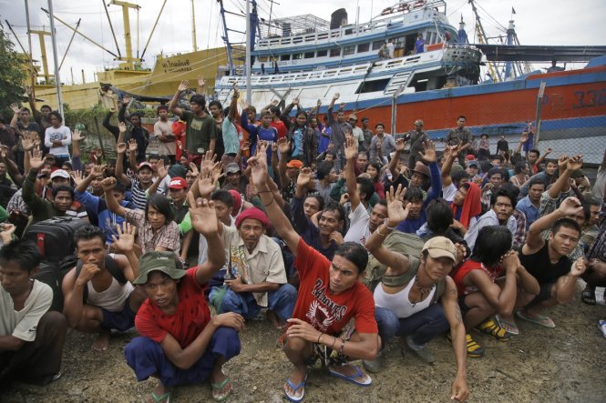 Những thủy thủ người Myanmar giơ tay xin về nhà khi được hỏi về nguyện vọng của mình tại một cảng của Indonesia - Ảnh: AFP