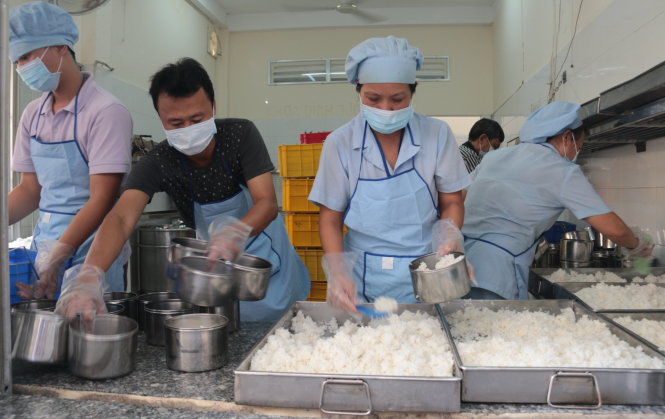 Các nhóm từ thiện đăng ký sẽ được luân phiên sử dụng bếp của Bệnh viện Ung bướu TP để nấu cơm cho bệnh nhân - Ảnh: Tiến Long