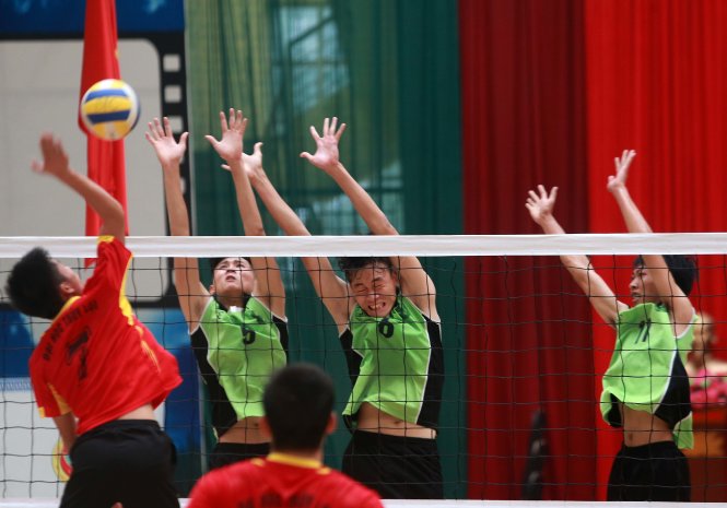 Thi đấu bóng chuyền nam giữa Đại học Thủy lợi và Học viện Nông nghiệp - Ảnh: Nam Khánh