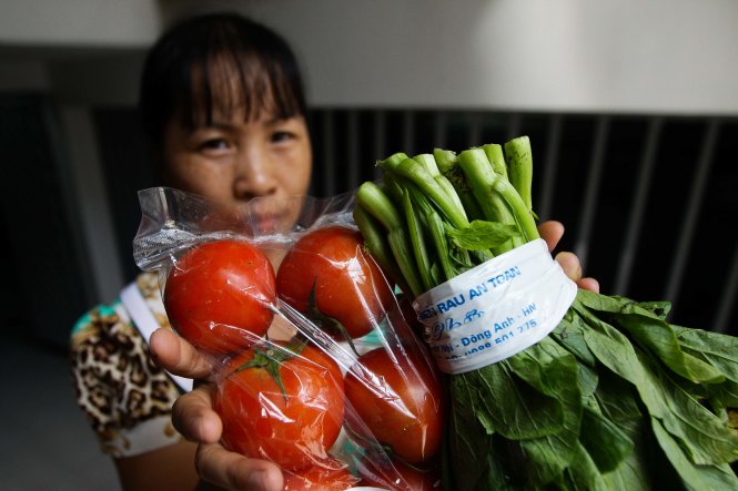 Một người dân mua rau tại một cửa hàng được quảng cáo là bán “rau an toàn” tại Hà Nội, tuy nhiên trên bao bì của các sản phẩm lại khá sơ sài và không có chứng nhận của cơ quan chức năng - Ảnh: Nguyễn Khánh