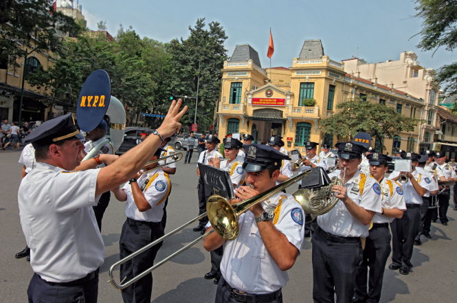 Đoàn nhạc cảnh sát TP New York biểu diễn trên đường phố Hà Nội tại Nhạc hội cảnh sát thế giới lần thứ 16 - Ảnh: Việt Dũng