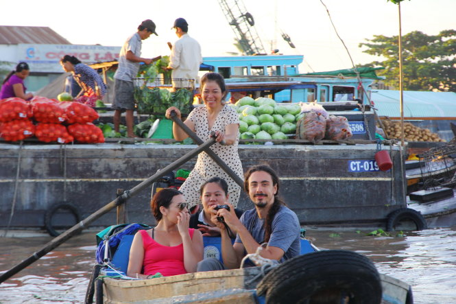 Du khách nước ngoài đến Cần Thơ thường chọn chợ nổi Cái Răng để tham quan - Ảnh: Chí Quốc