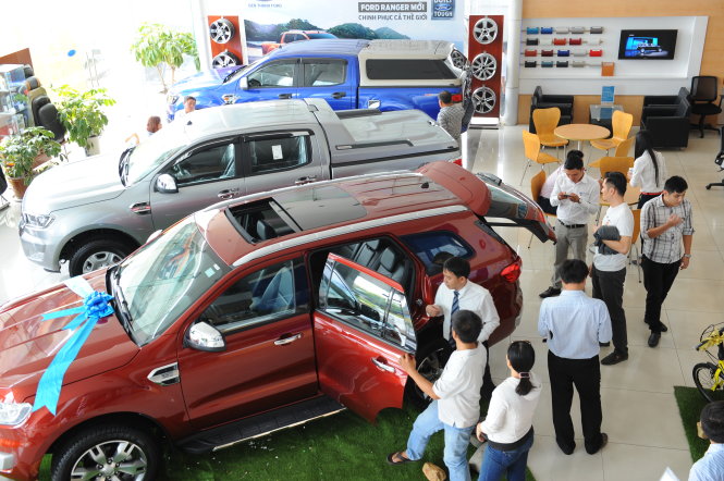 Khách hàng tìm hiểu để mua ôtô tại một đại lý ở quận Tân Phú, TP.HCM - Ảnh: Tự Trung