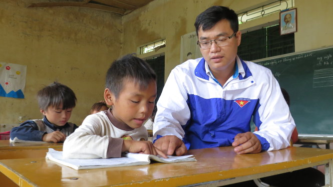 Thầy giáo trẻ Lường Văn Thọ cùng học trò của mình trong giờ học - Ảnh: Quang Thế