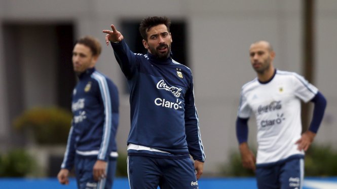 Lavezzi (giữa) - niềm hi vọng hiếm hoi của hàng công Argentina lúc này - Ảnh: Reuters