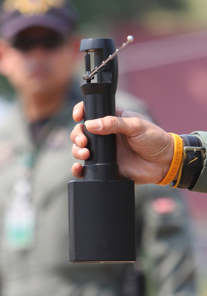 Một thiết bị dò bom GT200 được đem ra kiểm tra tại Thái Lan năm 2010 sau khi bị nghi là đồ giả - Ảnh: AFP