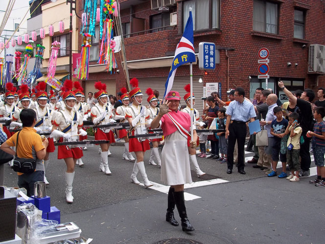 Đoàn nhạc cảnh sát Tokyo rất được yêu thích với đội múa cờ nữ có biệt danh “MEC” -  Ảnh: BTC