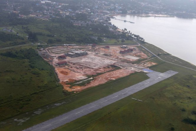 Phần đường băng tại căn cứ không quân Ranai trên đảo Natuna của Indonesia. Khu vực quần đảo Natuna của Indonesia được cho là giàu tài nguyên, cũng bị “đường lưỡi bò” của Trung Quốc liếm vào - Ảnh: Reuters