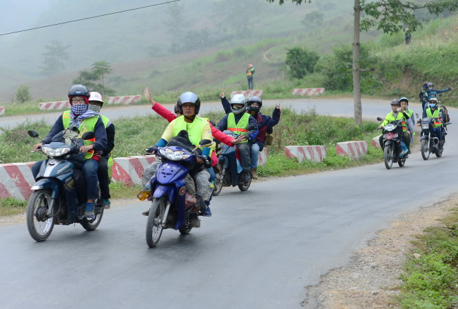 Một nhóm bạn trẻ đi phượt bằng xe máy trên con đường Hạnh Phúc, tỉnh Hà Giang ngày 25-10 - Ảnh: Quang Định