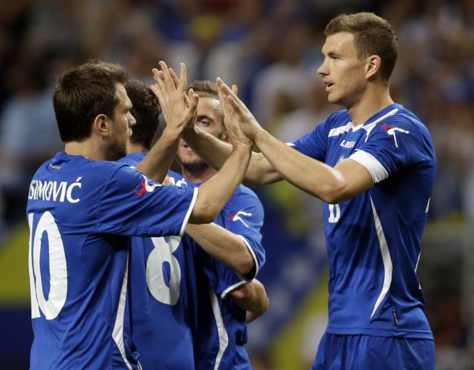 Dzeko (phải) trở lại giúp Bosnia càng mạnh mẽ hơn - Ảnh: Getty Images