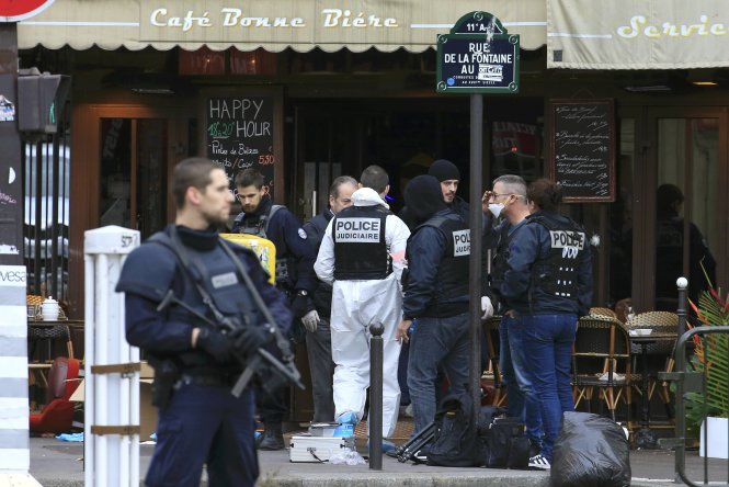 Các nhà điều tra Pháp đang khám nghiệm hiện trường tại một nơi xảy ra xả súng đêm 13-11. Ảnh: Reuters