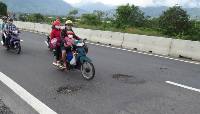 Nhiều ổ gà xuất hiện trên đoạn quốc lộ 1 qua xã Ninh Ích, thị xã Ninh Hòa (Khánh Hòa) - Ảnh: Duy Thanh