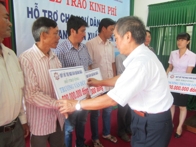 Quỹ hỗ trợ ngư dân trao tiền hỗ trợ cho ngư dân Trương Văn Đức và các ngư dân bị nạn Ảnh: VÕ MINH