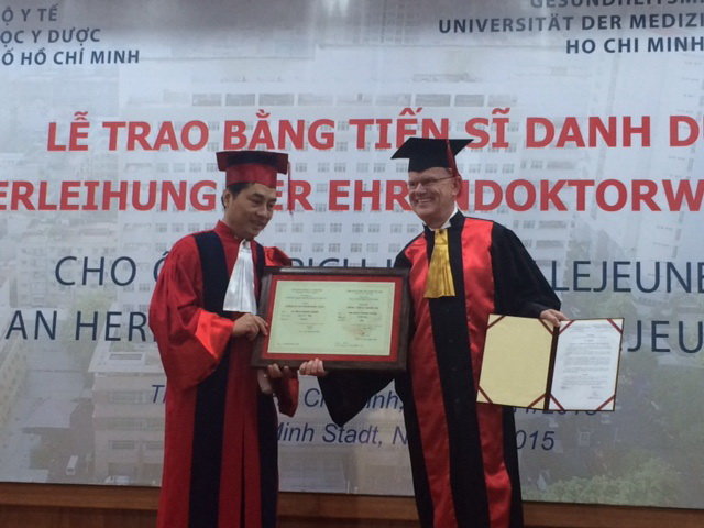 Ông Erich Johann Lejeune (phải) đón nhận bằng tiến sĩ danh dự do PGS.TS Trần Diệp Tuấn - hiệu trưởng Đại học Y dược TP.HCM - trao tặng - Ảnh: L.T.H.