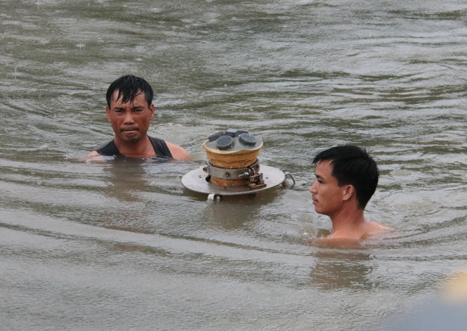 Đội nghiệm triều tàu 884 thả thiết bị đo thủy triều tại đảo Phú Quốc, Kiên Giang - Ảnh: Tiến Long