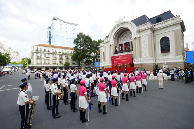 Các đoàn tham dự Nhạc hội cảnh sát thế giới lần thứ 20 tại TP.HCM sáng 14-11 - Ảnh: Quang Định