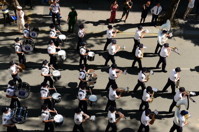 Đoàn nhạc cảnh sát TP New York, Mỹ biểu diễn trên đường Đồng Khởi, Q.1 tại Nhạc hội cảnh sát thế giới lần thứ 20 tại TP.HCM sáng 14-11 - Ảnh: Quang Định