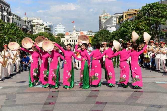 Đoàn nghi lễ Bộ Công an Việt Nam biểu diễn trên đường Nguyễn Huệ, Q.1 tại Nhạc hội cảnh sát thế giới lần thứ 20 tại TP.HCM sáng 14-11 - Ảnh: Quang Định