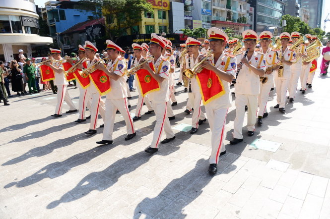 Đoàn nghi lễ Bộ Công an Việt Nam biểu diễn trên đường Nguyễn Huệ, Q.1 tại Nhạc hội cảnh sát thế giới lần thứ 20 tại TP.HCM sáng 14-11 - Ảnh: Quang Định