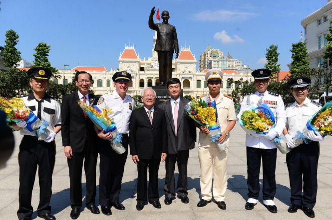 Chủ tịch UBND TP.HCM Lê Hoàng Quân ( thứ 4 từ trái qua) tặng hoa các trưởng đoàn sau khi kết thúc biểu diễn - Ảnh: Quang Định